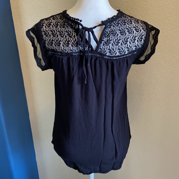 Daniel Rainn Black Flutter Sleeve Smocked Blouse. Size XS. Tie back of neck. - Picture 10 of 16